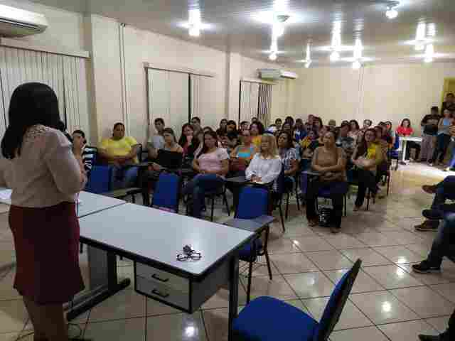 Vereadora Joelna Holder acompanha posse de novos profissionais da educação