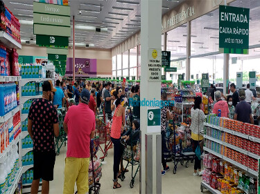 Coronavírus: Após medidas mais radicais do Governo, supermercados ficam lotados