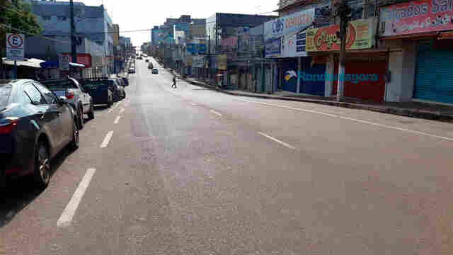 Coronavírus: Centro comercial deserto e supermercados sem filas no quarto dia de quarentena na Capital