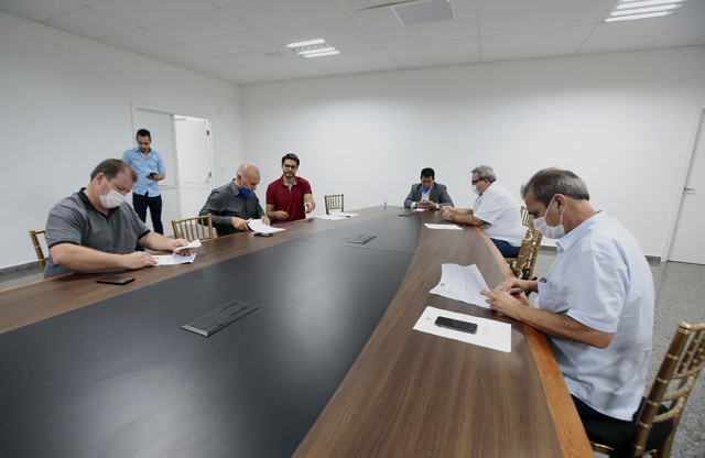Coronavírus: Governo vai contratar servidores emergenciais, diz secretário a deputados