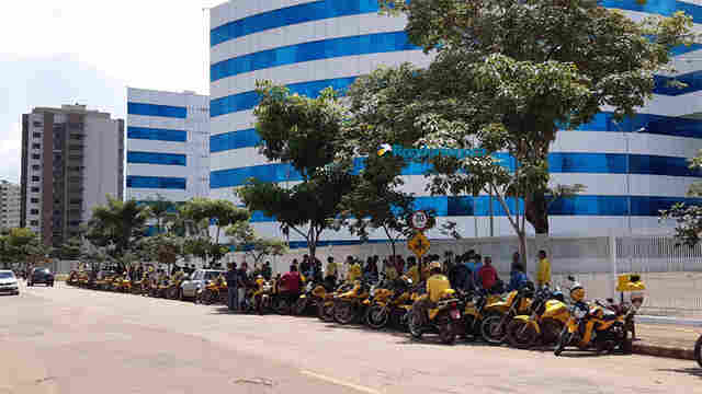 Mototaxistas protestam para retornar ao trabalho ou recebimento de um salário