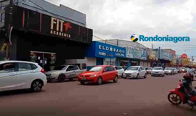 Vídeo: Carreata na Capital exige reabertura do comércio