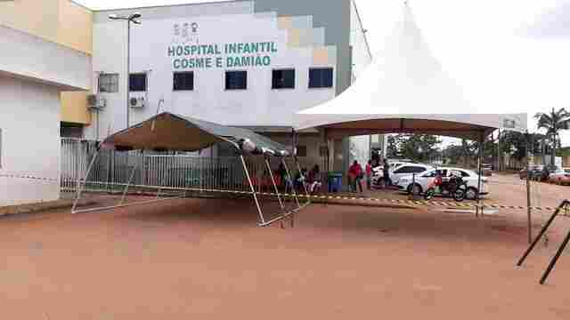 Tendas são instaladas em hospitais para atender demandas de possíveis infectados