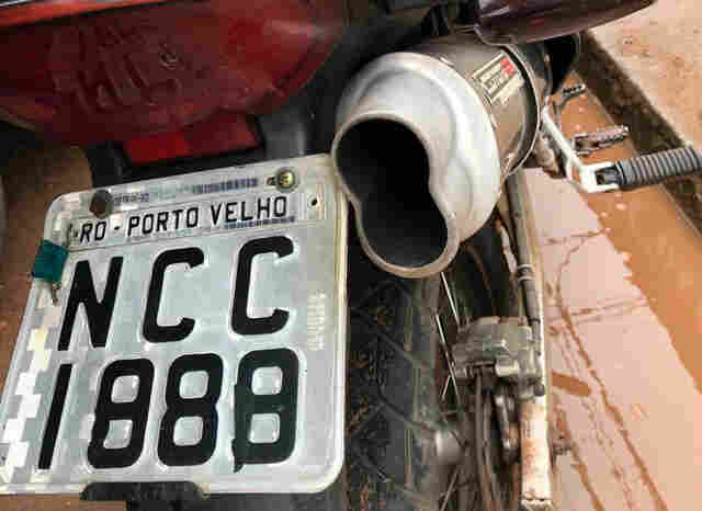 Polícia prende homem com moto roubada; placa estava adulterada com fita isolante