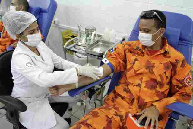 Com redução do estoque de sangue, militares fazem doação para evitar desabastecimento