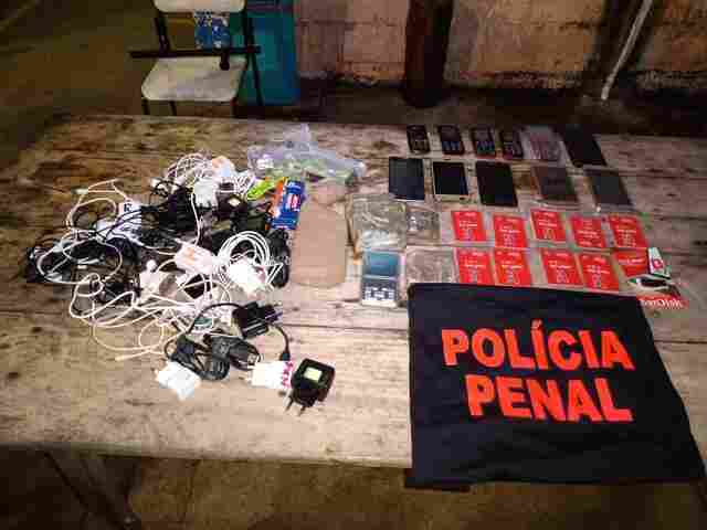 Policiais penais encontram celulares, carregadores e droga jogados para dentro do Urso Panda