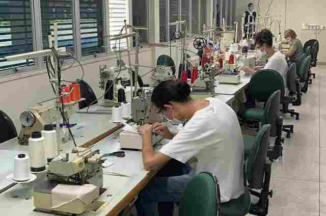 Senai confecciona máscaras descartáveis de proteção que serão doadas