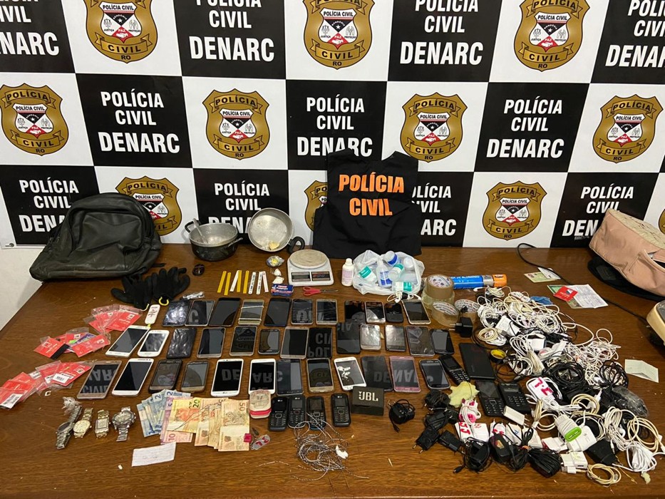Membros de facção são presos com droga, celulares e outros objetos.