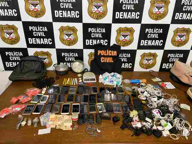 Membros de facção são presos com droga, celulares e outros objetos que seriam jogados em presídio