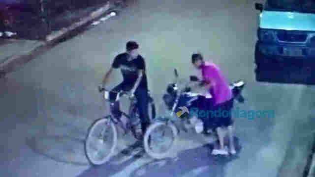 Vídeo: Ladrões são flagrados roubando moto na Capital
