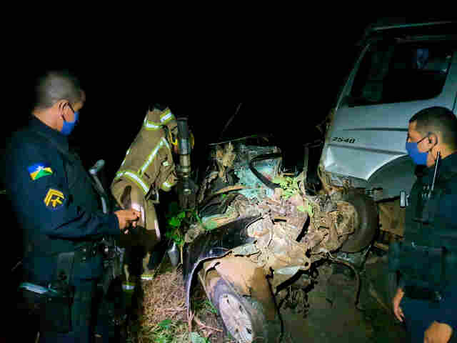 Motorista morre após colisão de Strada com caminhão