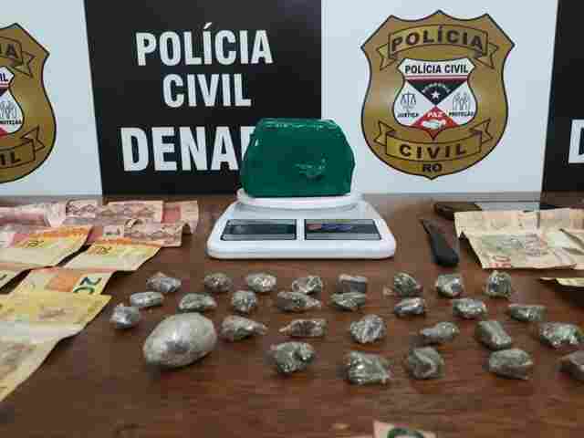 Mulher e filho são presos com maconha na Capital