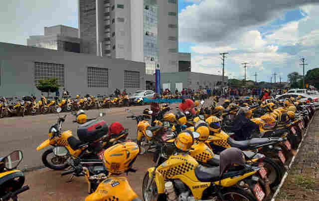 Coronavírus: Mototaxistas protestam em frente a ALE e são recebidos por parlamentares