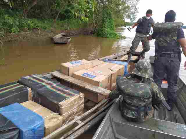 PF e Exército apreendem embarcação com mais de 11 mil maços de cigarros e lanternas na fronteira
