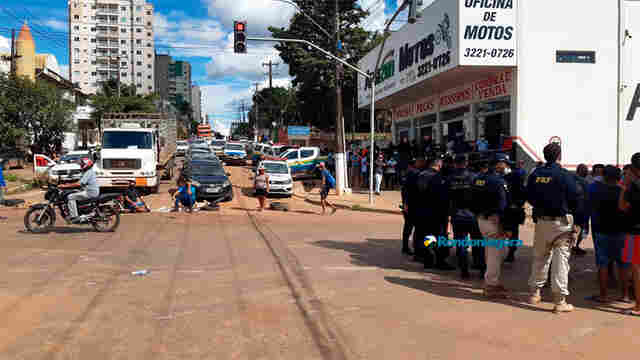 Grupo fecha via na Capital após prisão de garimpeiros