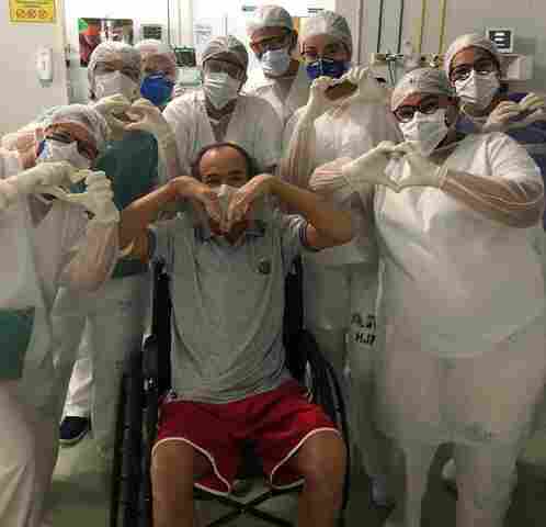 Após vencer a Covid-19, paciente de Theobroma é aplaudido após ter alta