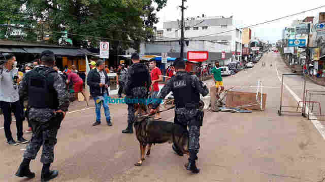 Vídeo: Prefeitura tenta cumprir ordem para desocupação da Praça Jonathas Pedrosa e camelôs protestam