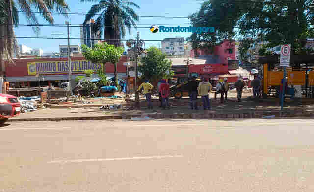 Sem camelôs, Prefeitura da Capital começa limpeza da  praça Jonathas Pedrosa