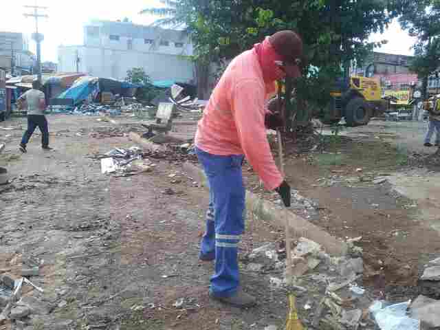 Mais de 60 caminhões de lixo foram recolhidos da praça Jonathas Pedrosa