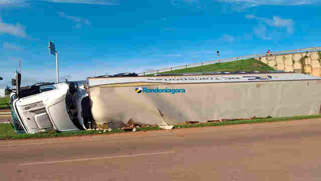 Caminhão tomba em área de viaduto na Capital