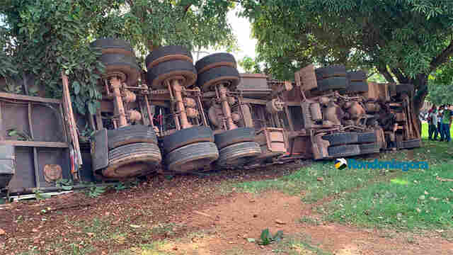 Carreta carregada com arroz tomba no Trevo do Roque