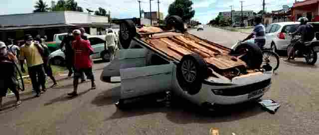 Capotamento deixa casal e filhos feridos na Capital