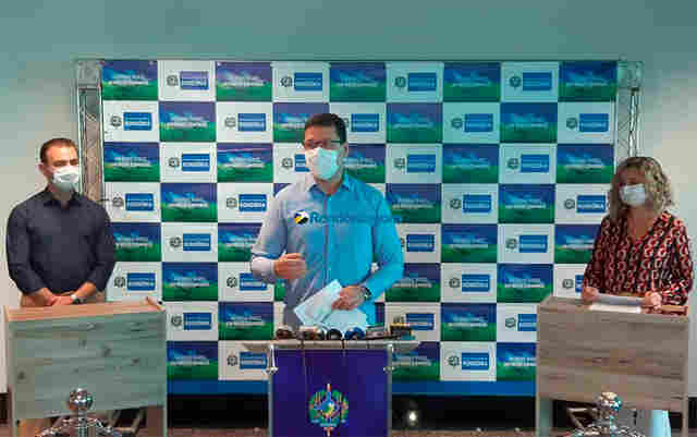 Governo começa a distribuir cartão de alimentação no valor de R$ 75 a alunos da rede estadual de ensino