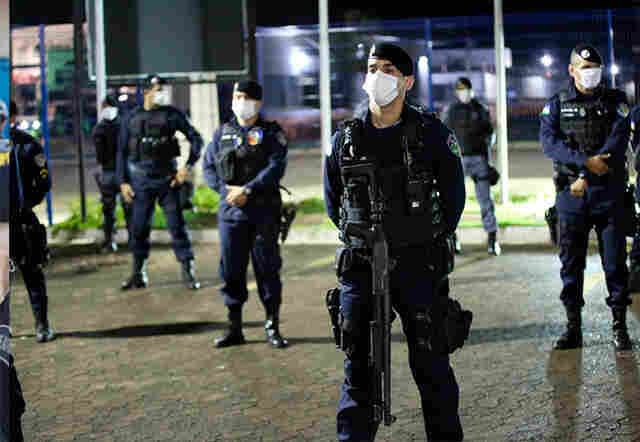 Leis confirmam aumento para policias e indenização de R$ 300 para quem enfrenta o Coronavírus