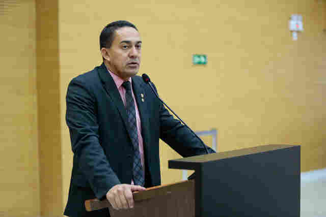 Eyder Brasil apresenta projeto para crianças com deficiência em área de lazer