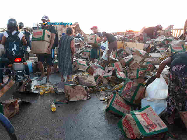 Carreta tomba em cima da ponte do Rio Madeira e carga é saqueada