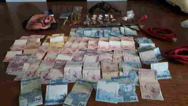 Adolescentes são detidos com droga e armas