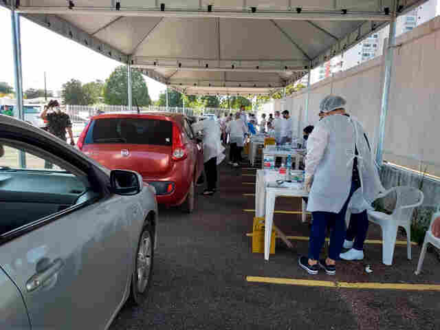 Vídeo: Pessoas que testaram positivo no “drive-thru” recebem orientação e medicamentos