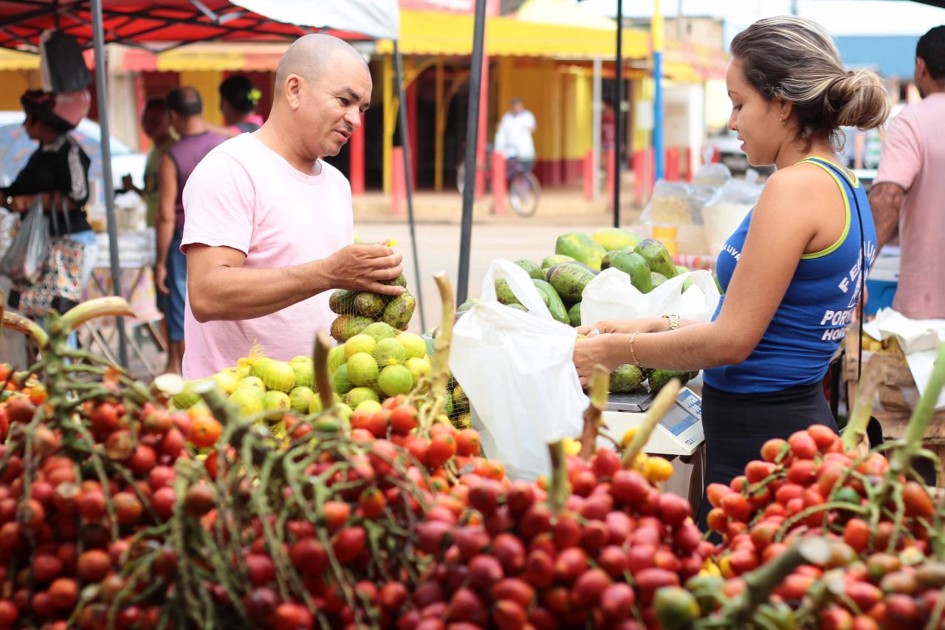 Na Segunda Feira Um Comerciante Decide Vender
