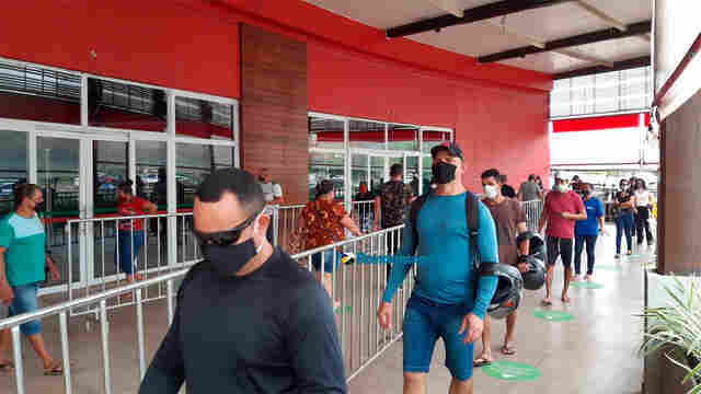 Shopping reabre com filas em Porto Velho; fotos