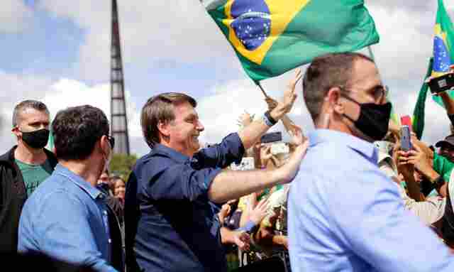Juiz federal manda Bolsonaro usar máscara em locais públicos