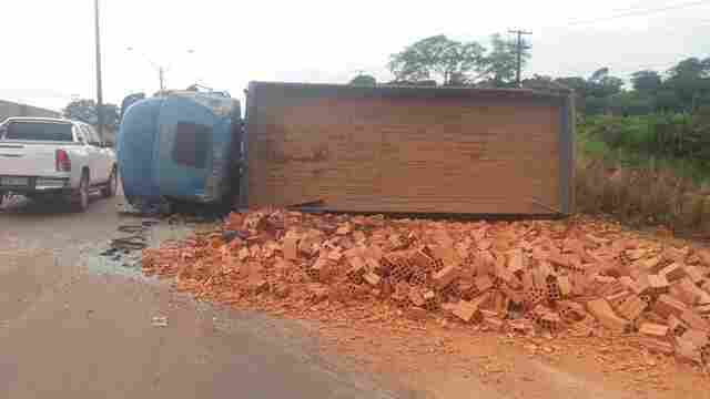 Tombamento de caminhão deixa trânsito lento na BR-364