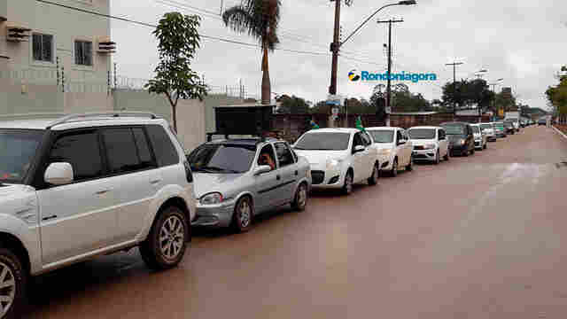 Empresários fazem carreata por reabertura do comércio