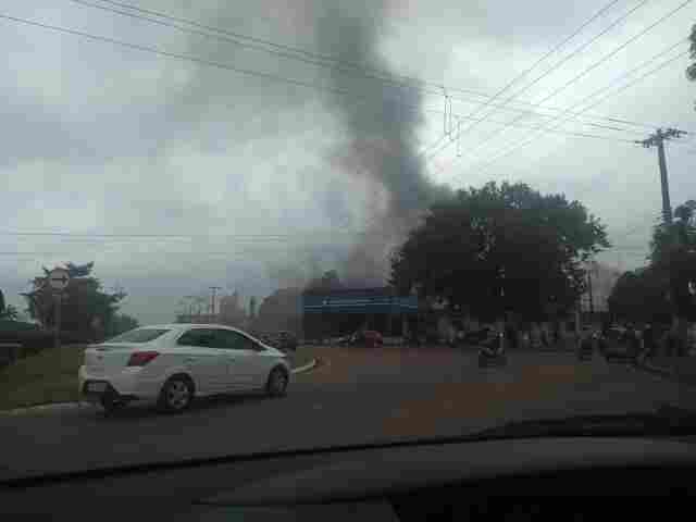Incêndio destrói prédio do INSS em Porto Velho