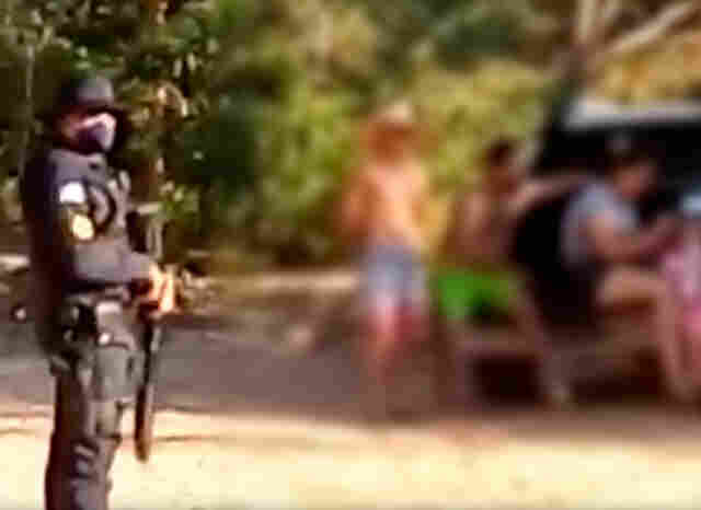 PM flagra dezenas de pessoas em balneário no interior