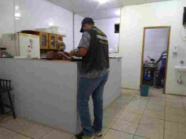 Fiscalização interdita 27 bares e notifica ambulantes na Capital por descumprimento a decreto