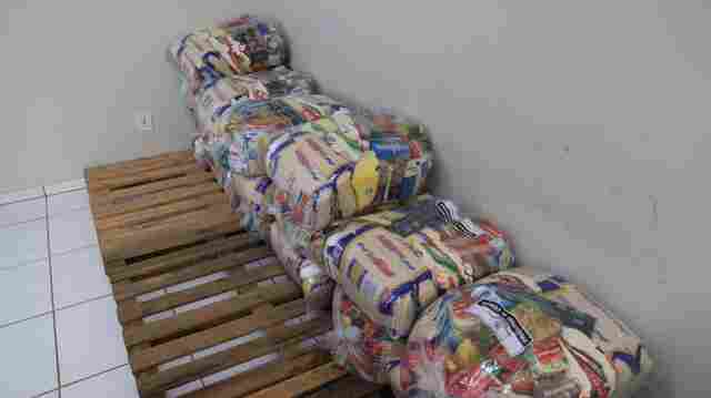 Trabalhadores informais recebem cestas básicas da Prefeitura