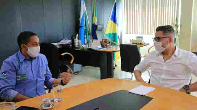 Eyder Brasil entrega emendas parlamentares em Ariquemes e Cacaulândia