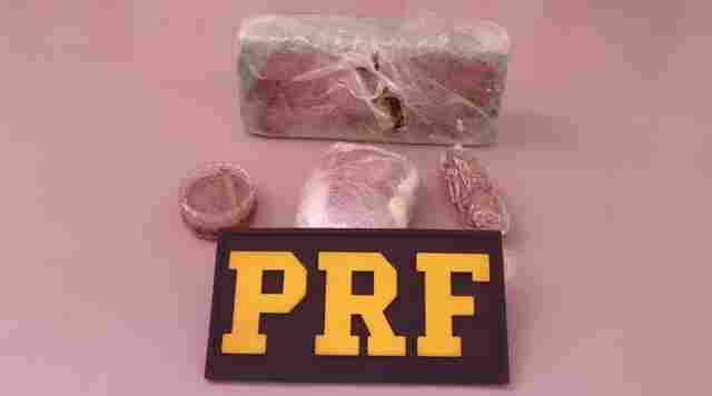 PRF prende passageiro de ônibus com mais de um quilo de droga