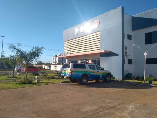 Policiais são agredidos por organizador de festa e amigo