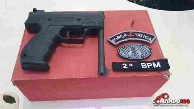 Mulher é presa com arma dentro de uma caixa de sapato