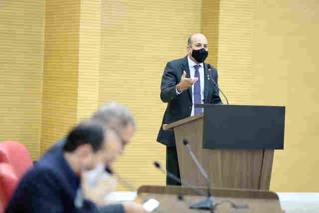 Deputado Ismael Crispin cobra posicionamento do Governo sobre falta de quadro médico