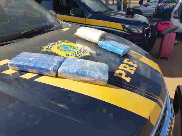 PRF prende mulher com quase 7 quilos de droga em táxi