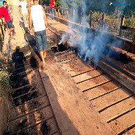 Vídeo: Ponte do Jacu da Vala é incendiada e moradores ficam isolados mais uma vez