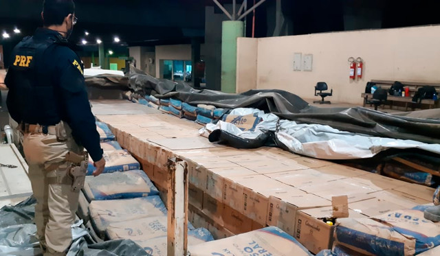 PRF apreende 2.400 litros de bebida alcoólica escondida em frete de cimento