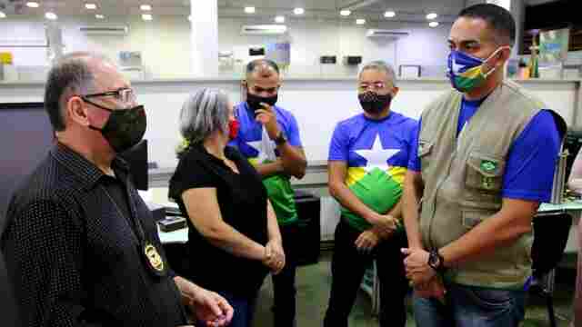 Sargento Eyder Brasil entrega termômetro infravermelho para o IICC, em Ji-Paraná